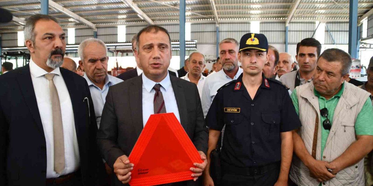 Jandarmanın ‘Reflektör Tak Görünür Ol’ Kampanyası Söke’de devam ediyor