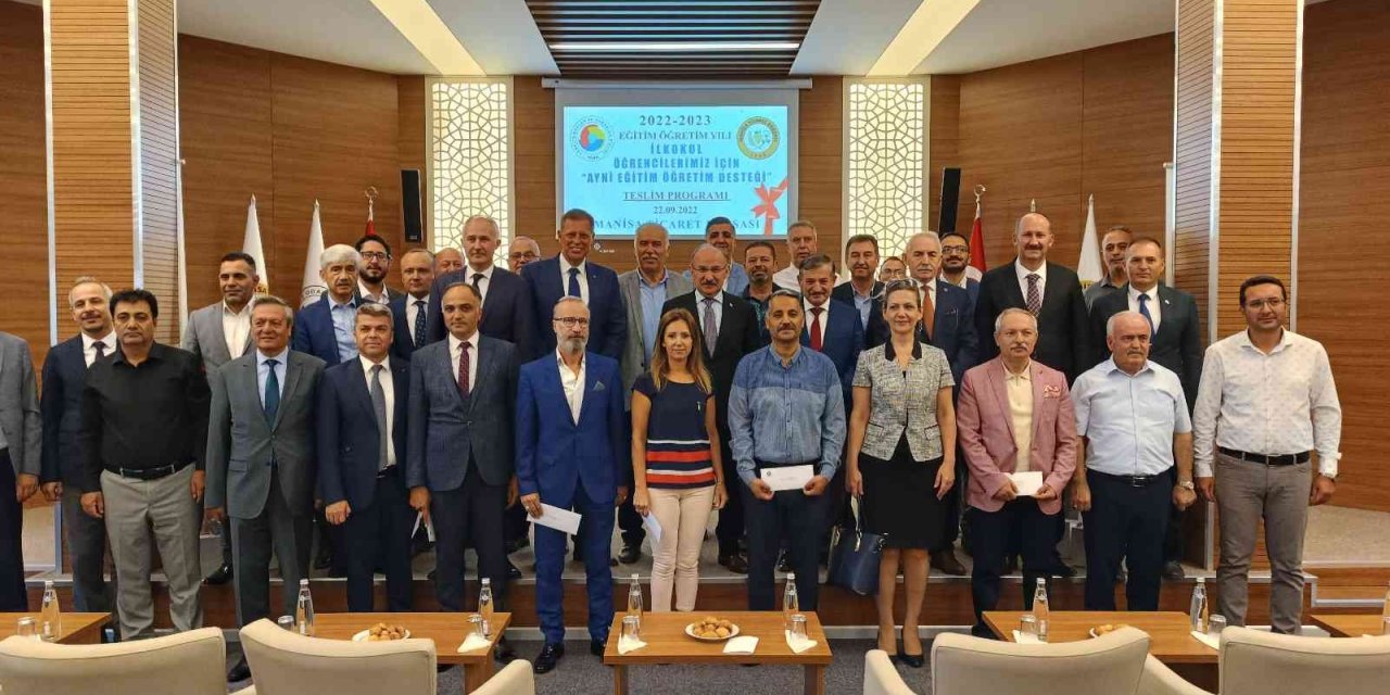 Manisa Ticaret Borsasından bin öğrenciye okul kıyafeti desteği