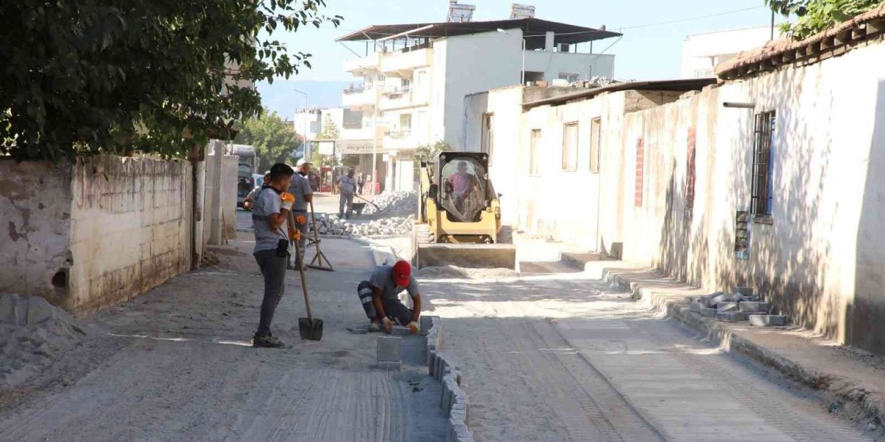 Efeler’de yol yenileme çalışmaları sürüyor