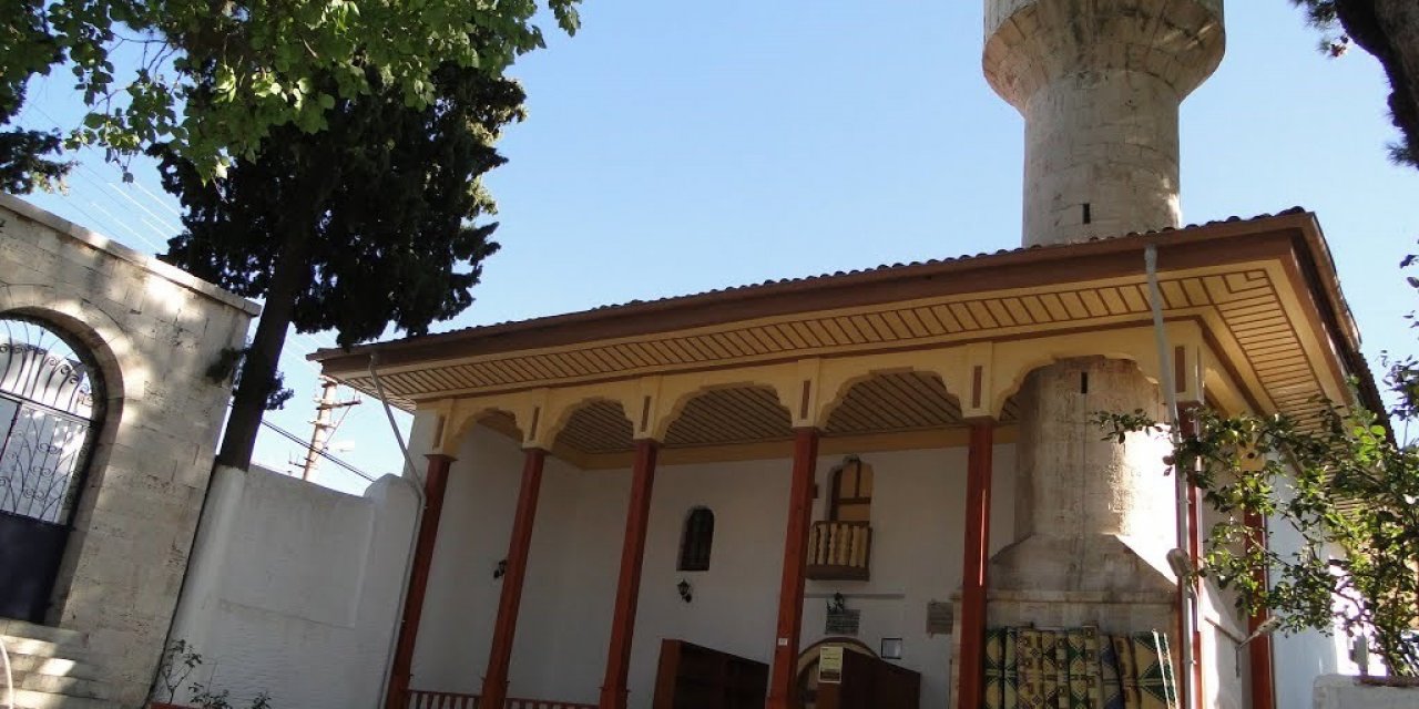 Muğla’nın Menteşe ilçesinde bulunan tarihi camii her yıl ziyaretçi akınına uğruyor