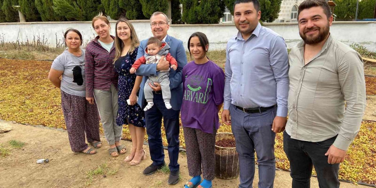 AK Parti’li Aydemir Sarıgöl’de üzüm sergilerini gezdi, vatandaşla buluştu