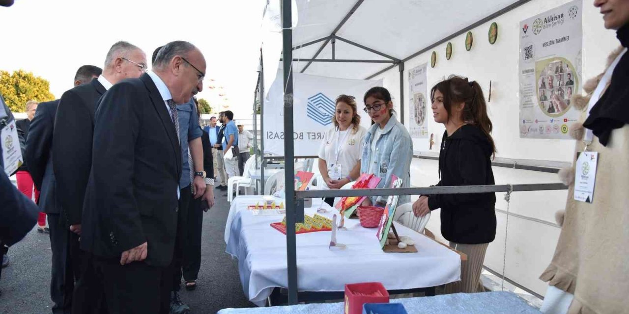 Vali Karadeniz Akhisar Bilim Şenliğine katıldı