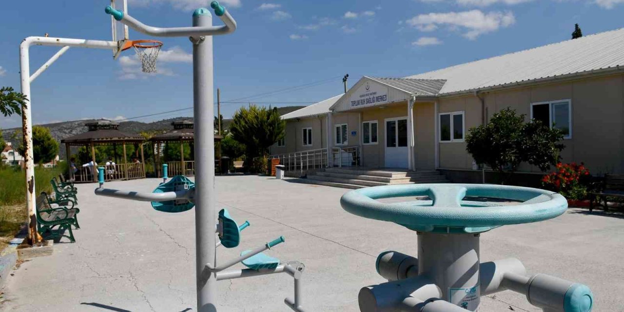 Kuşadası Belediyesi’nden hastane bahçesine spor alanı