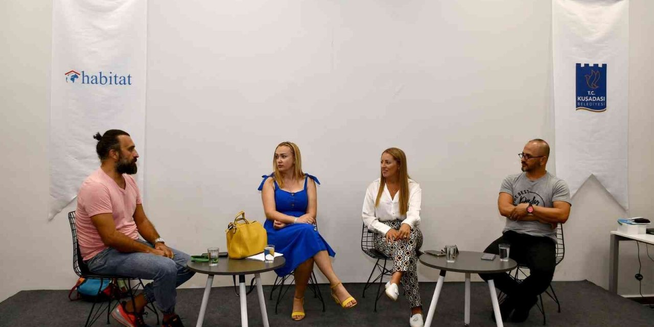 Kuşadası İstasyon Uluslararası Halk Oyunları Paneline ev sahipliği yaptı