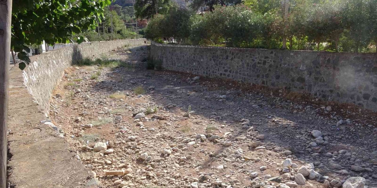 Geçtiğimiz kış selin vurduğu İçmeler Mahallesi sakinleri dere yatakları temizlensin istiyor