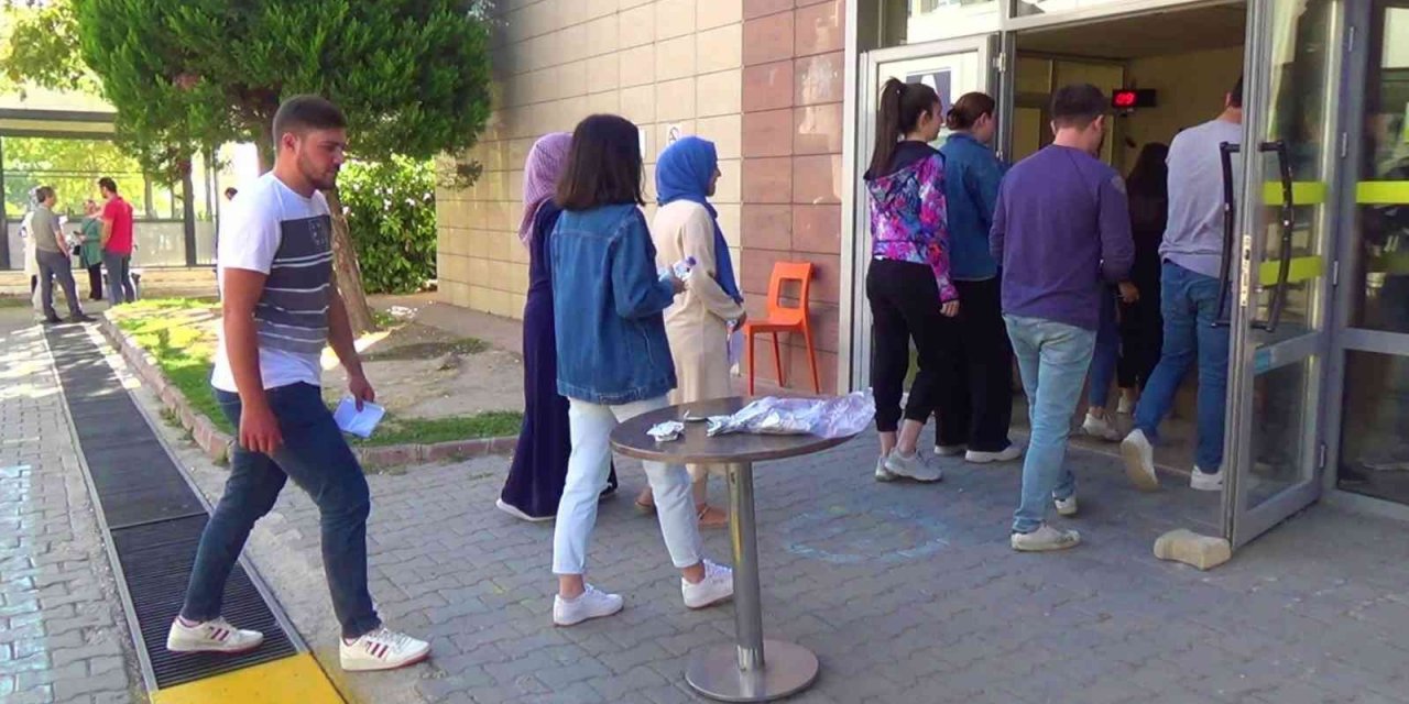Kapıların kapanmasına saniyeler kala sınava yetiştiler