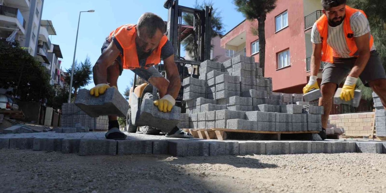 Efeler’deki eski yollar yenilenmeye devam ediyor