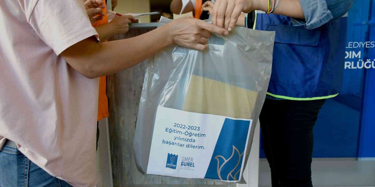 Kuşadası’nda 425 öğrenciye kırtasiye malzemesi desteği