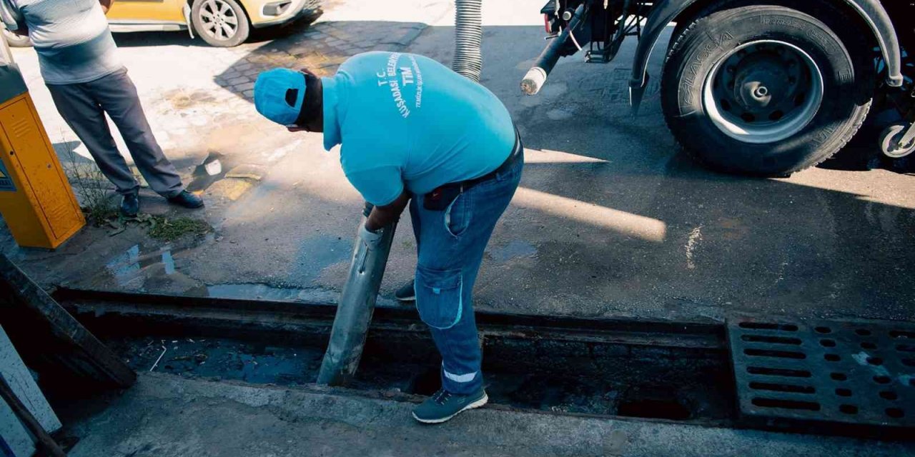 Kuşadası Belediyesi’nden su taşkınlarına karşı mazgal temizliği
