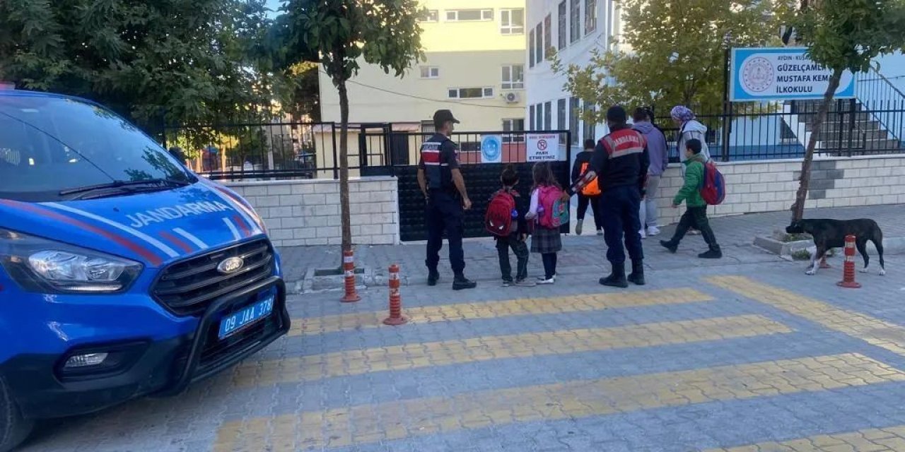 Jandarma Kuşadası’nda okul önlerinde kuş uçurtmuyor