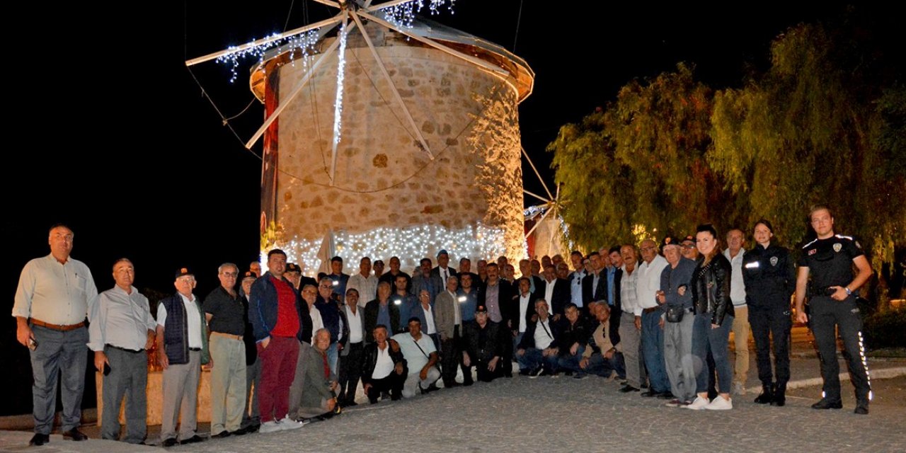 Menemen Emniyet Müdürü Gürcan Alev, muhtar ve gazilere Çeşme’yi gezdirdi