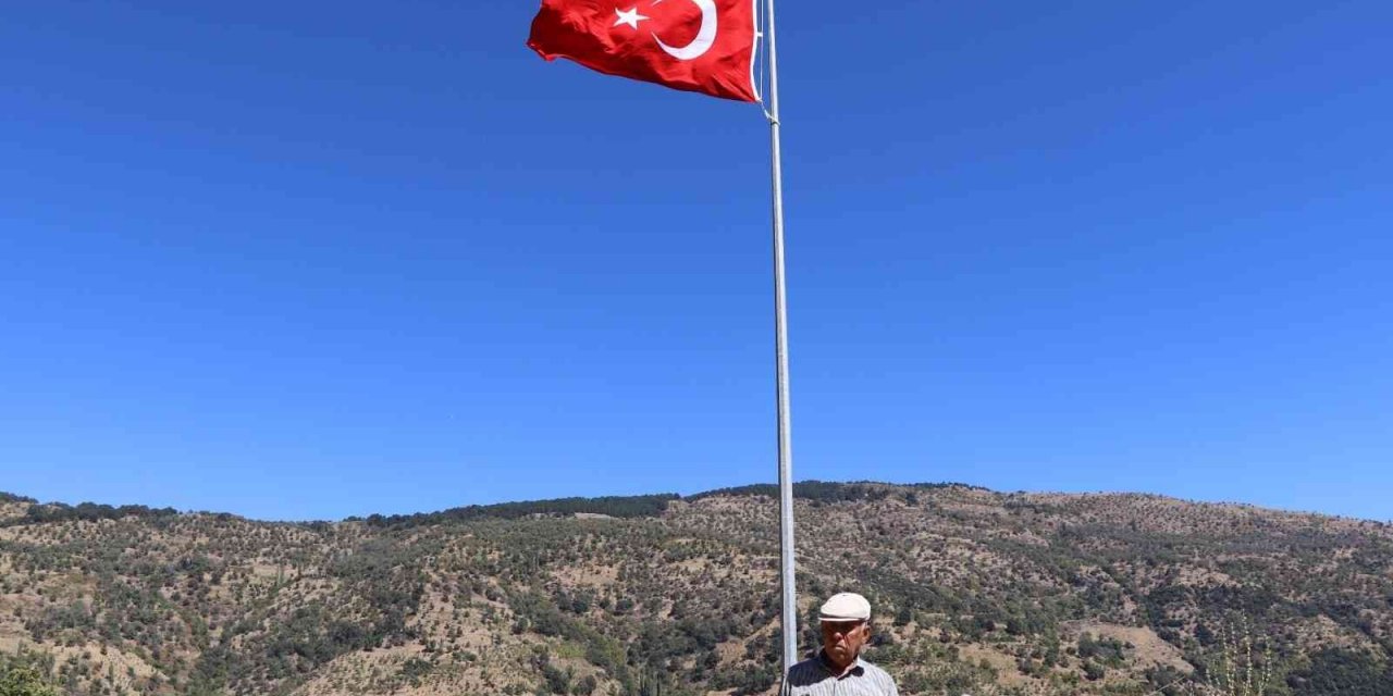 Nazilli’de zirveye dikilen Türk Bayrağı göndere çekildi
