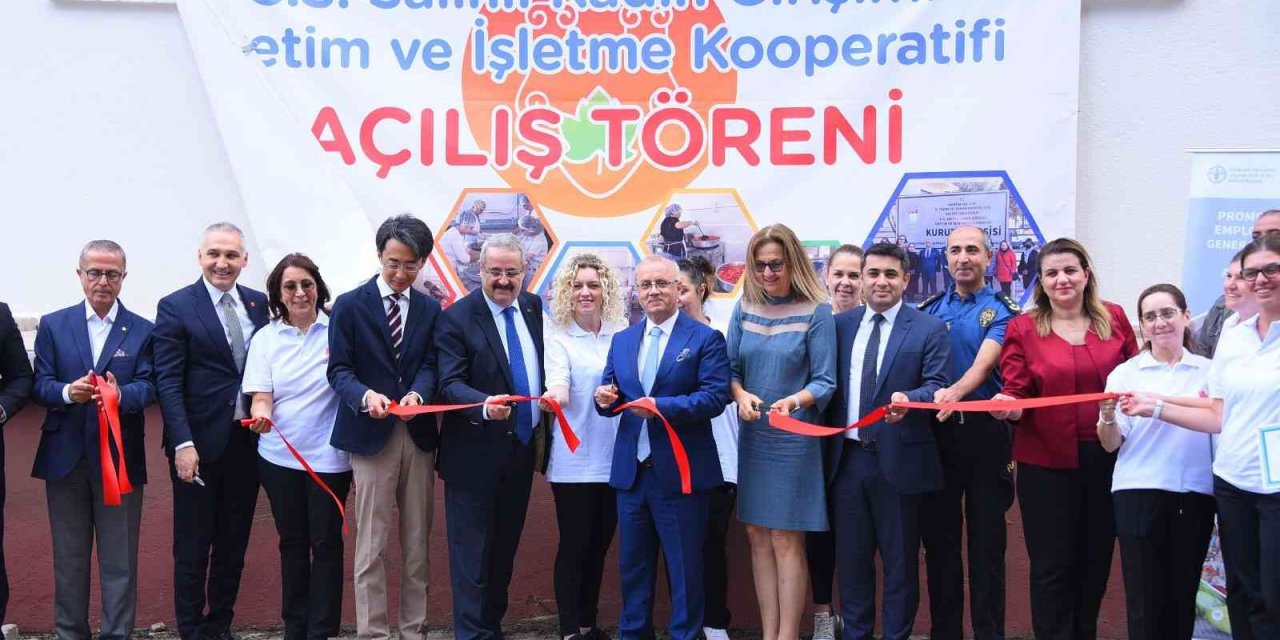 Salihli’de sebze ve meyve kurutma tesisi törenle açıldı