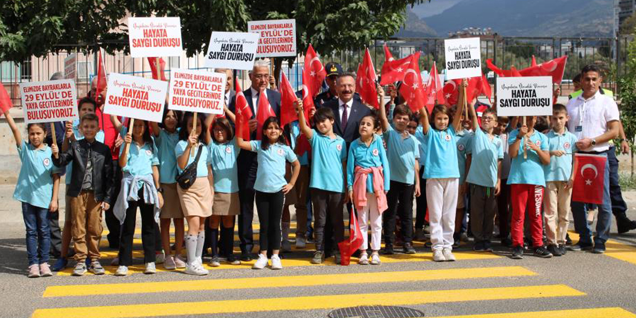 Vali Aksoy, öğrenciler ile birlikte yaya önceliğine dikkat çekti