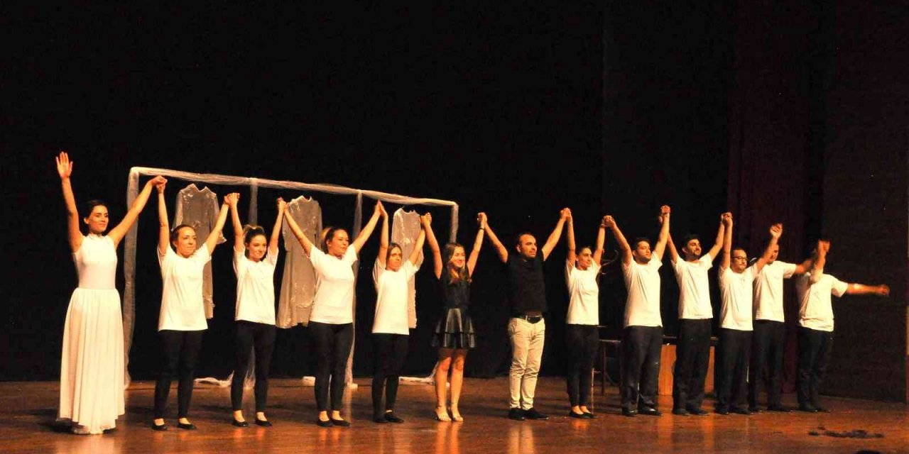 Kadına yönelik şiddet tiyatro gösterisi ile sahnelendi