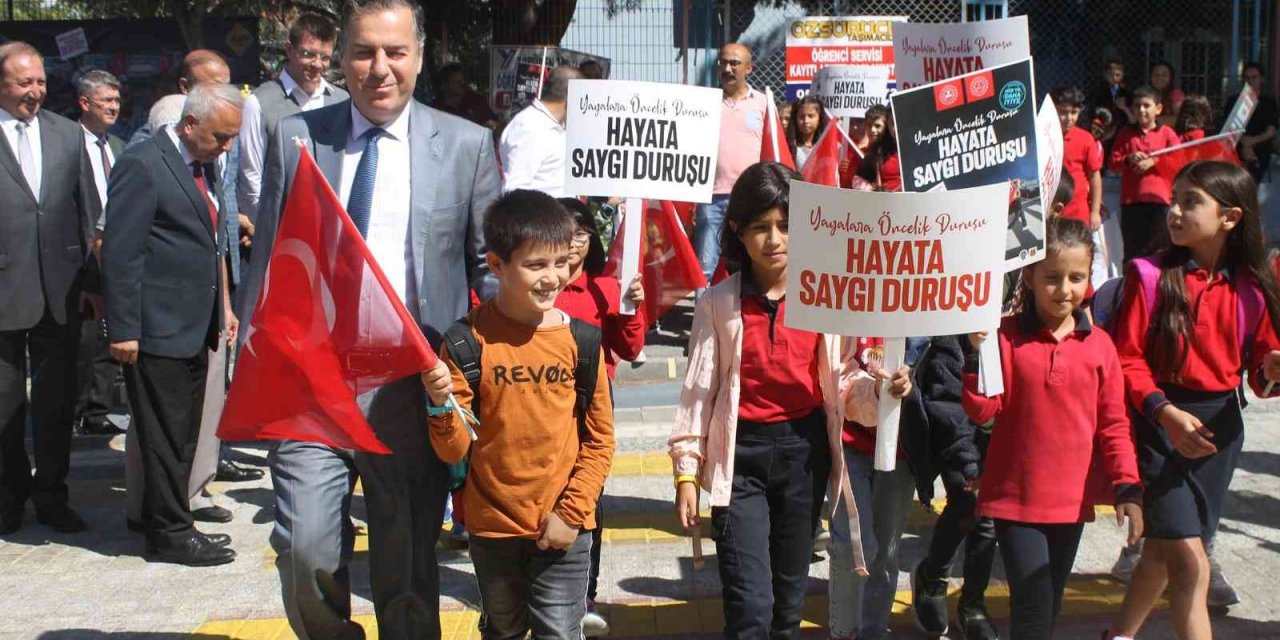 Turgutlu’da yaya geçidi orta çizgileri kırmızıya boyandı