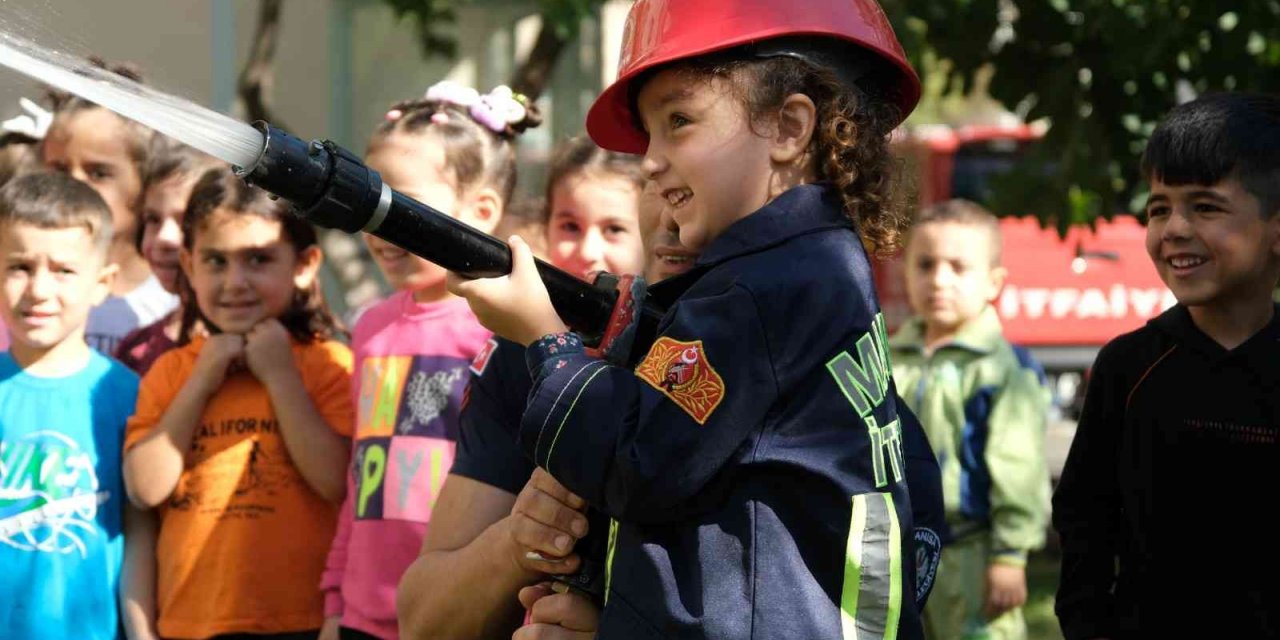 Manisa itfaiyesi minik misafirlerini ağırladı