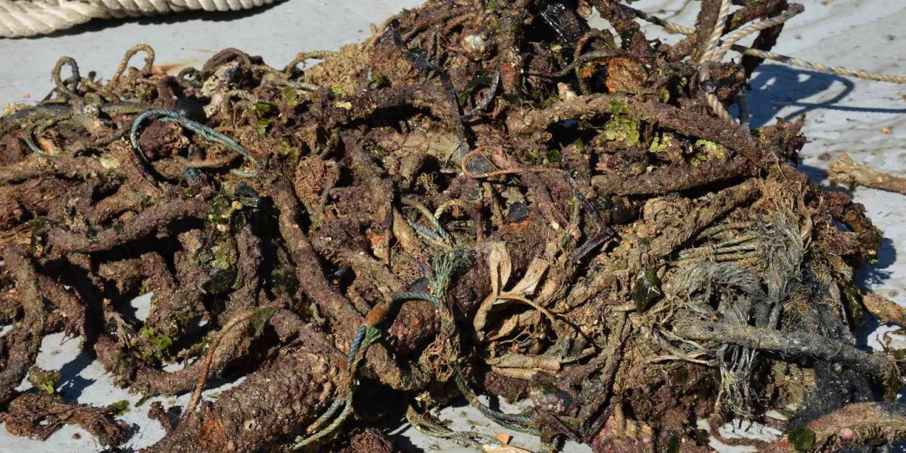 Urla’da denizin dibindeki hayalet ağlar ve atıklar temizlendi