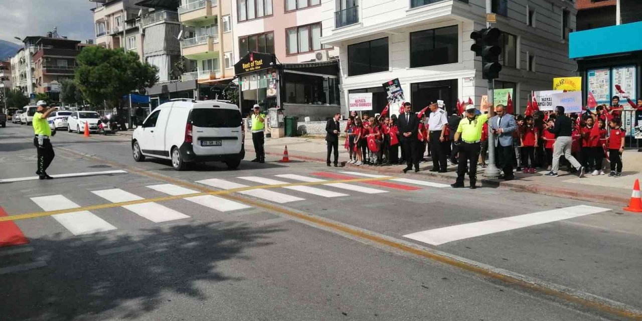 Denizli protokolü ve öğrenciler trafikte yaya önceliğine dikkat çekti