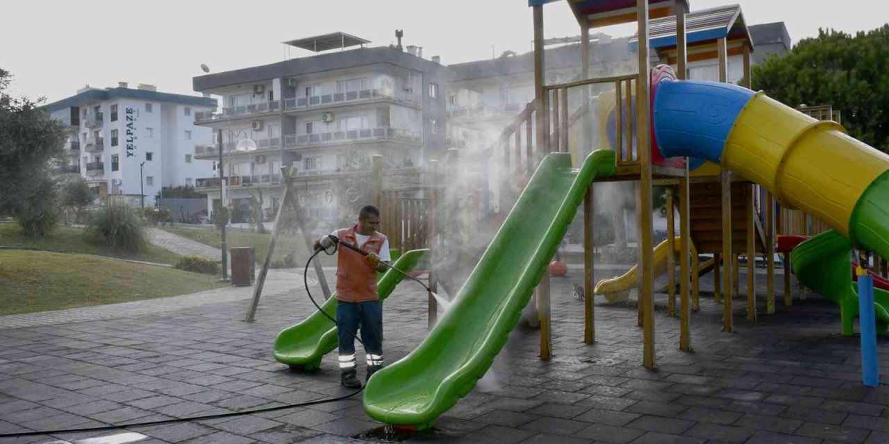 Kuşadası’nın farklı mahallelerinde temizlik çalışması sürüyor