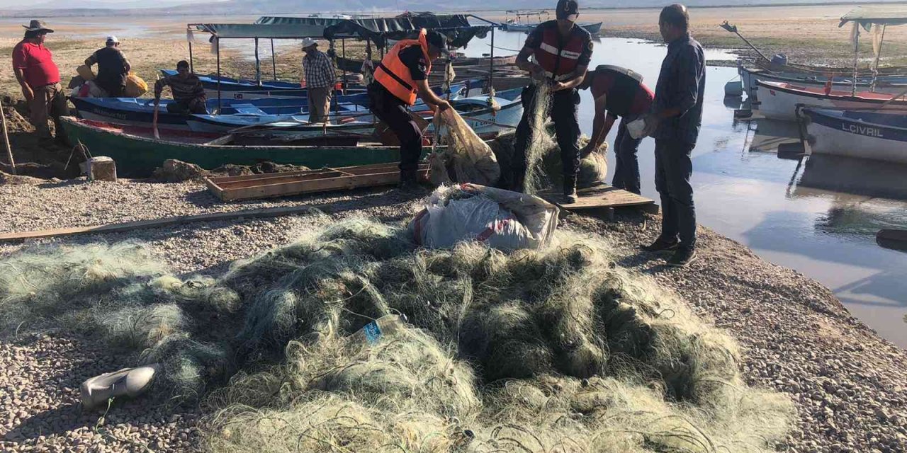 Gölde yasak olan ağlara el konuldu