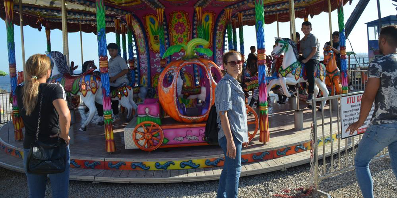 Didimli öğrenciler lunaparkta eğlendi