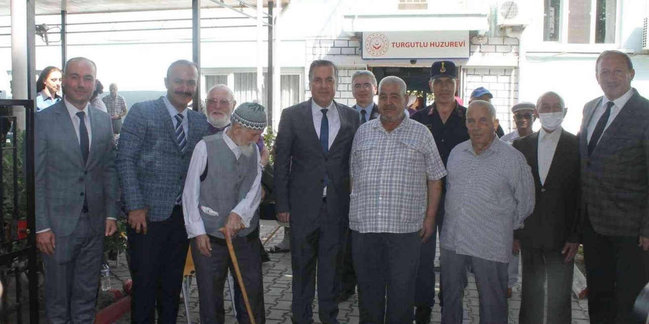 Huzurevi sakinleri halk müziği konseriyle coştu