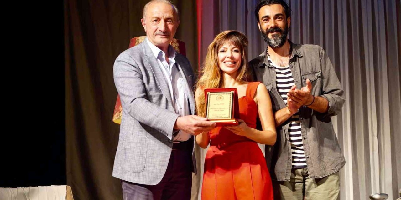 Didim’de Otizmliler derneği yararına tiyatro oyunu sahnelendi