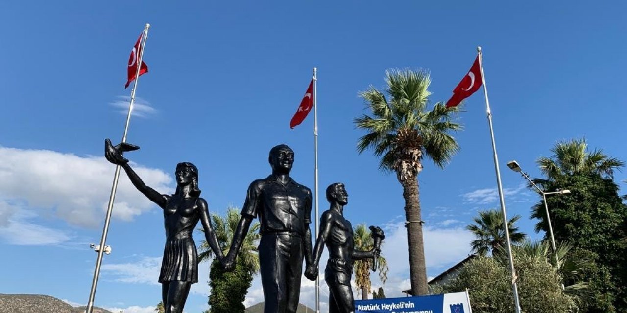 Kuşadası’daki Atatürk heykeli aslına uygun olarak yenilendi