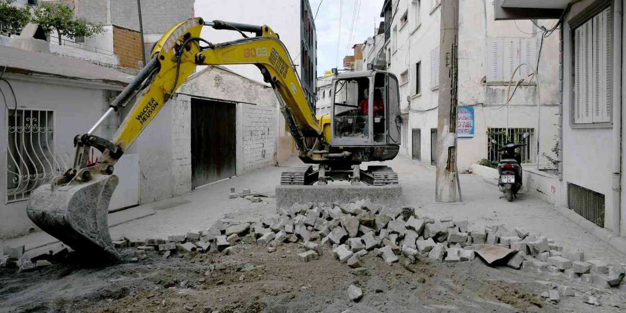 Eski Kuşadası’nda yenileme çalışmaları devam ediyor