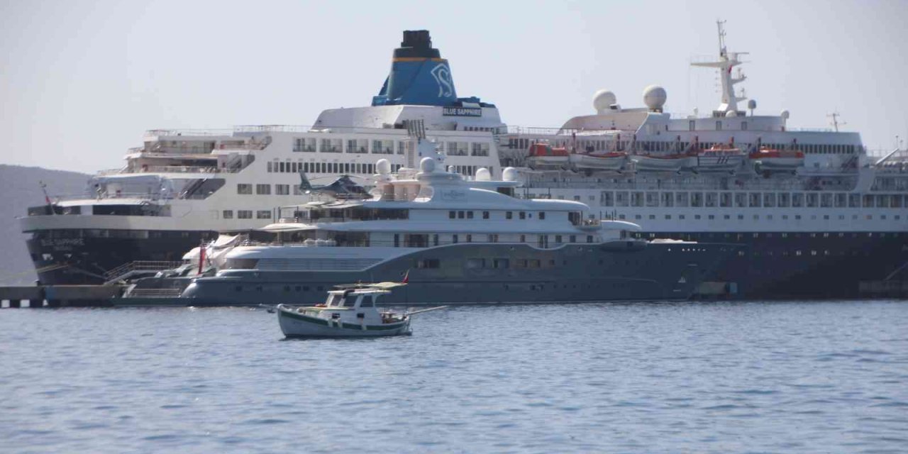 Mega yat Bodrum’a demirledi