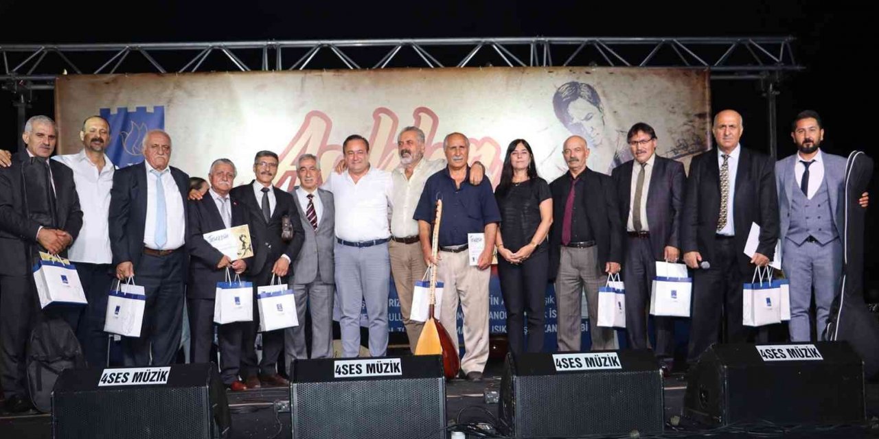 Kuşadası’nda Aşıklar Bayramı kutlandı