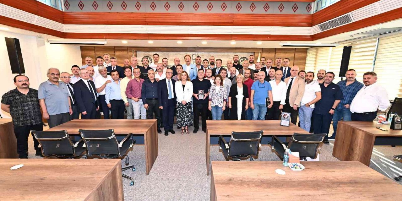 DTO meclis üyelerine plaket