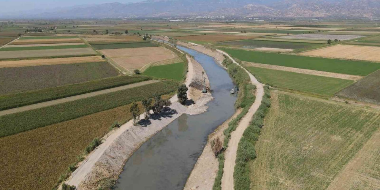 Büyük Menderes’te yatak temizleme çalışmaları yapıldı