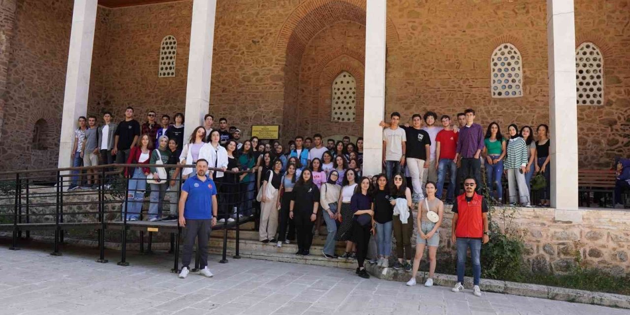 Gençler Manisa’nın tarihi ve kültürel güzelliklerini tanıma fırsatını buldu