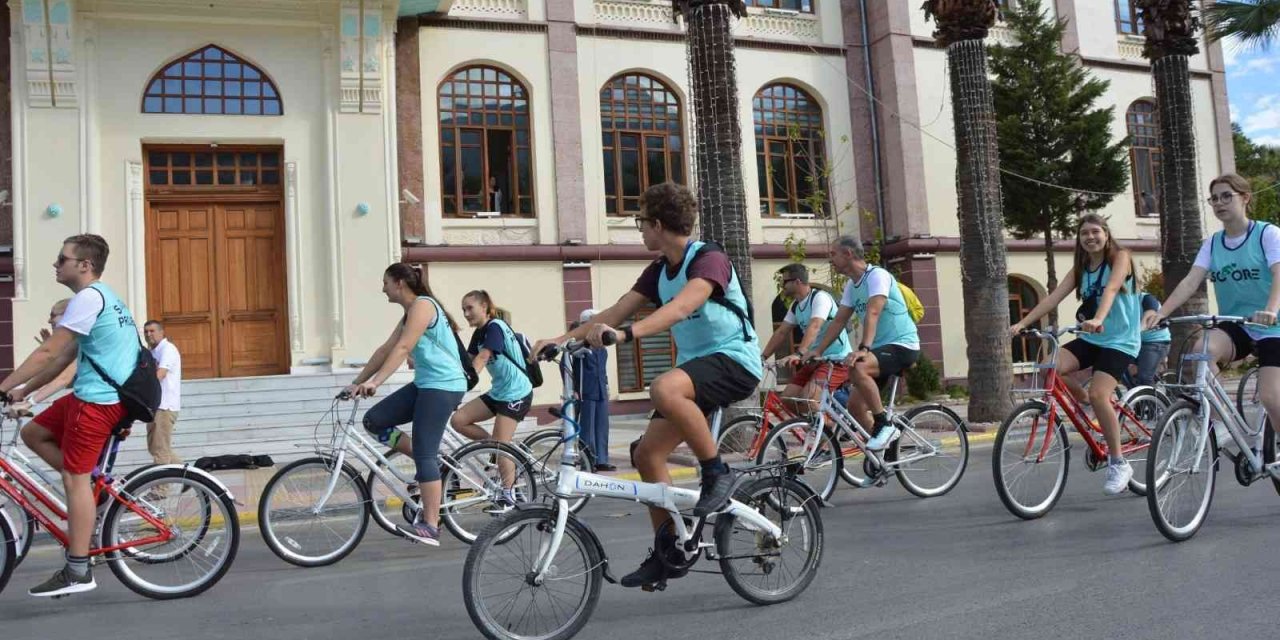 Manisa’da 6 ülkenin öğrencileri iklim değişikliğine dikkat çekmek için pedal çevirdi