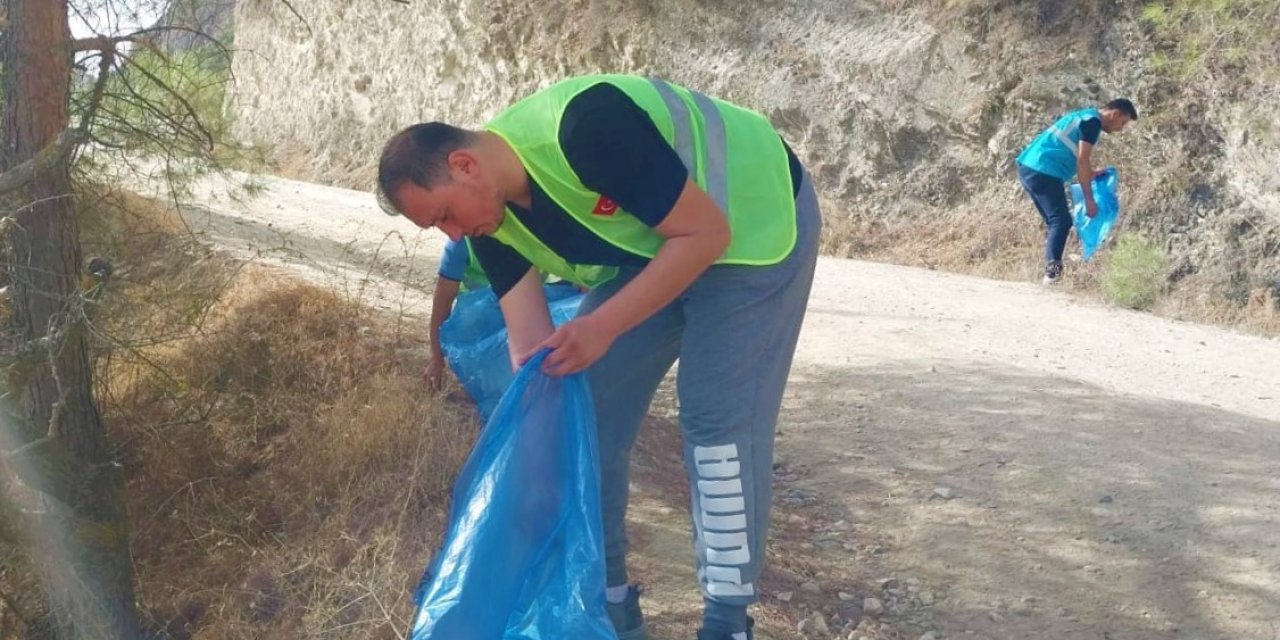 Duyarlı gençler doğaya bilinçsizce atılan çöpleri temizledi