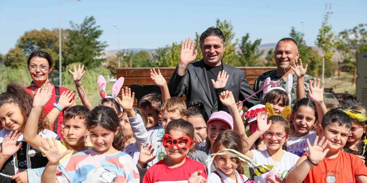 Aliağalı çocuklar Pati Park’ta sevimli dostlarla bir araya geldi