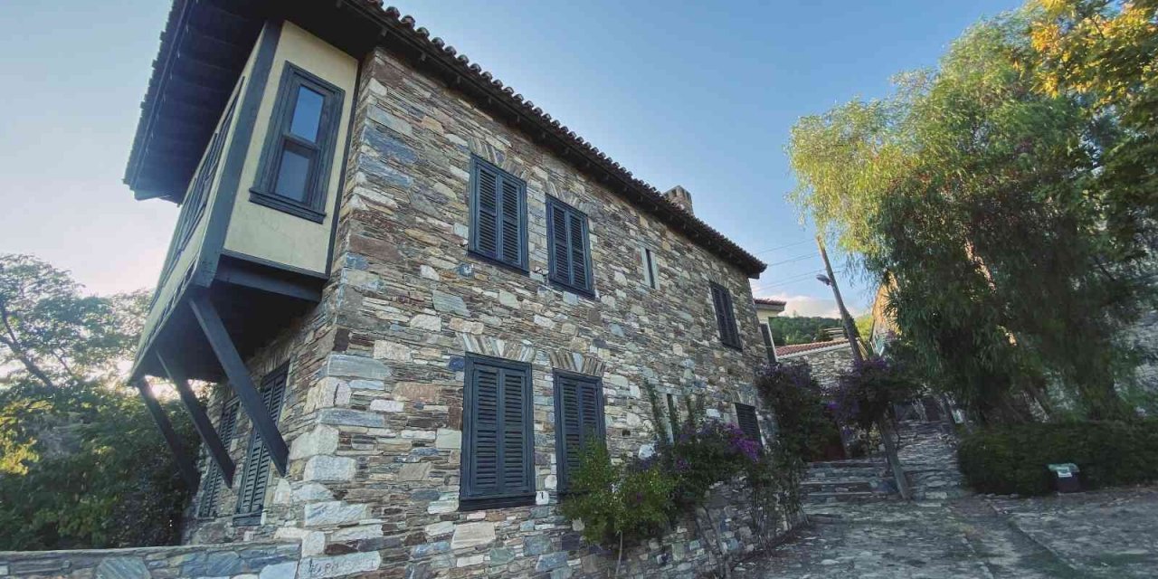 Doğanbey, tarihi dokusu ile ziyaretçilerini mest ediyor