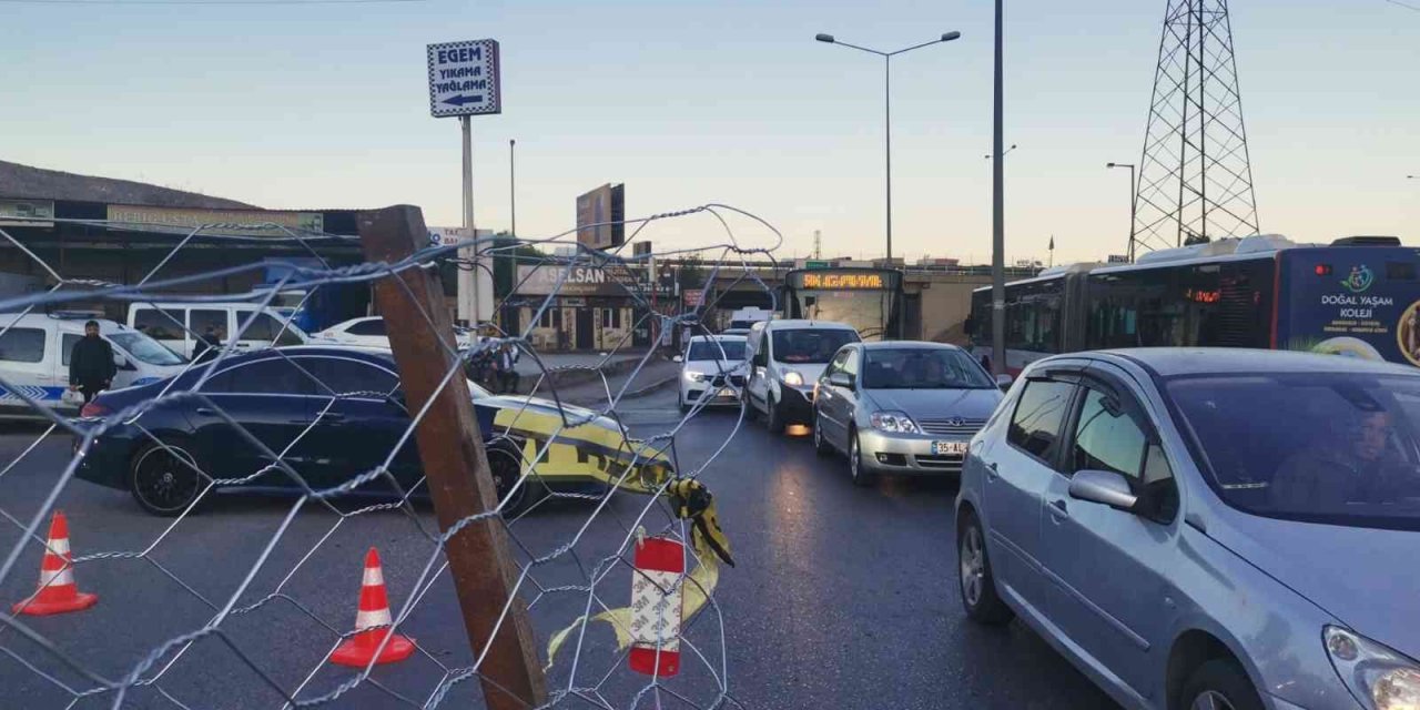 İzmir’de mülk sahipleri 25 yıldır arsalarından geçen yola tel çit çektirdiler