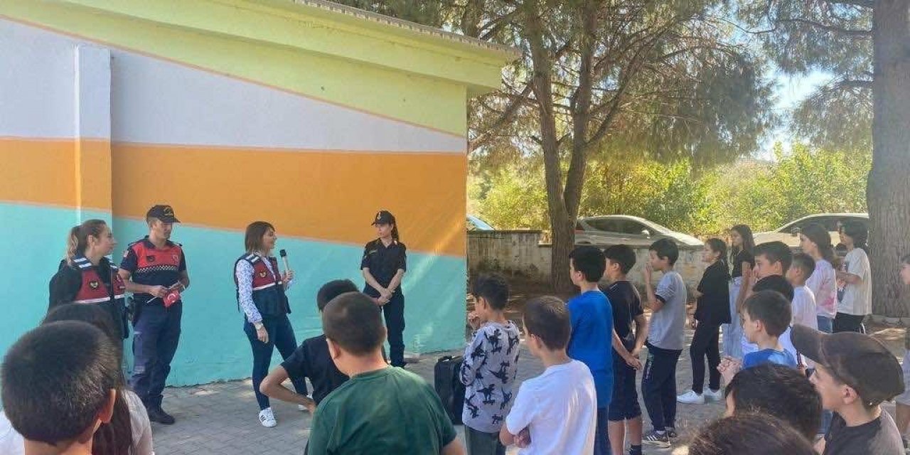 Jandarma ekipleri bilgilendirme çalışmalarını sürdürüyor