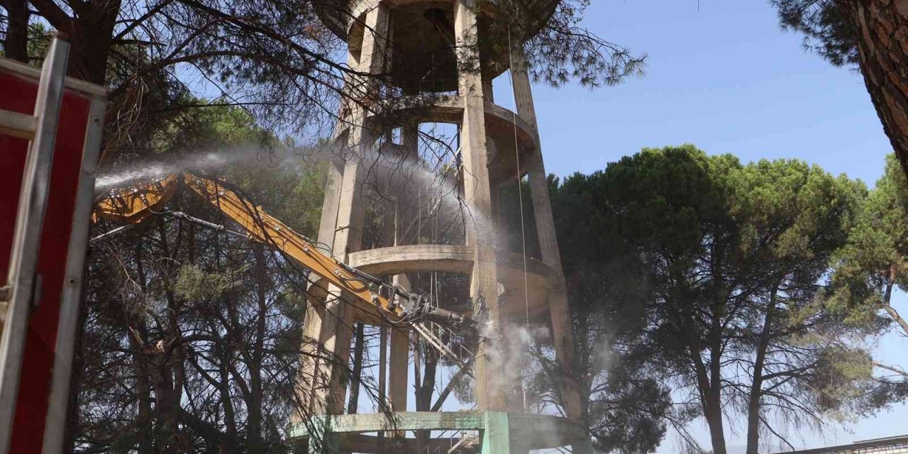 Urganlı’da 55 yıllık ayaklı su deposunun yıkımı yapıldı