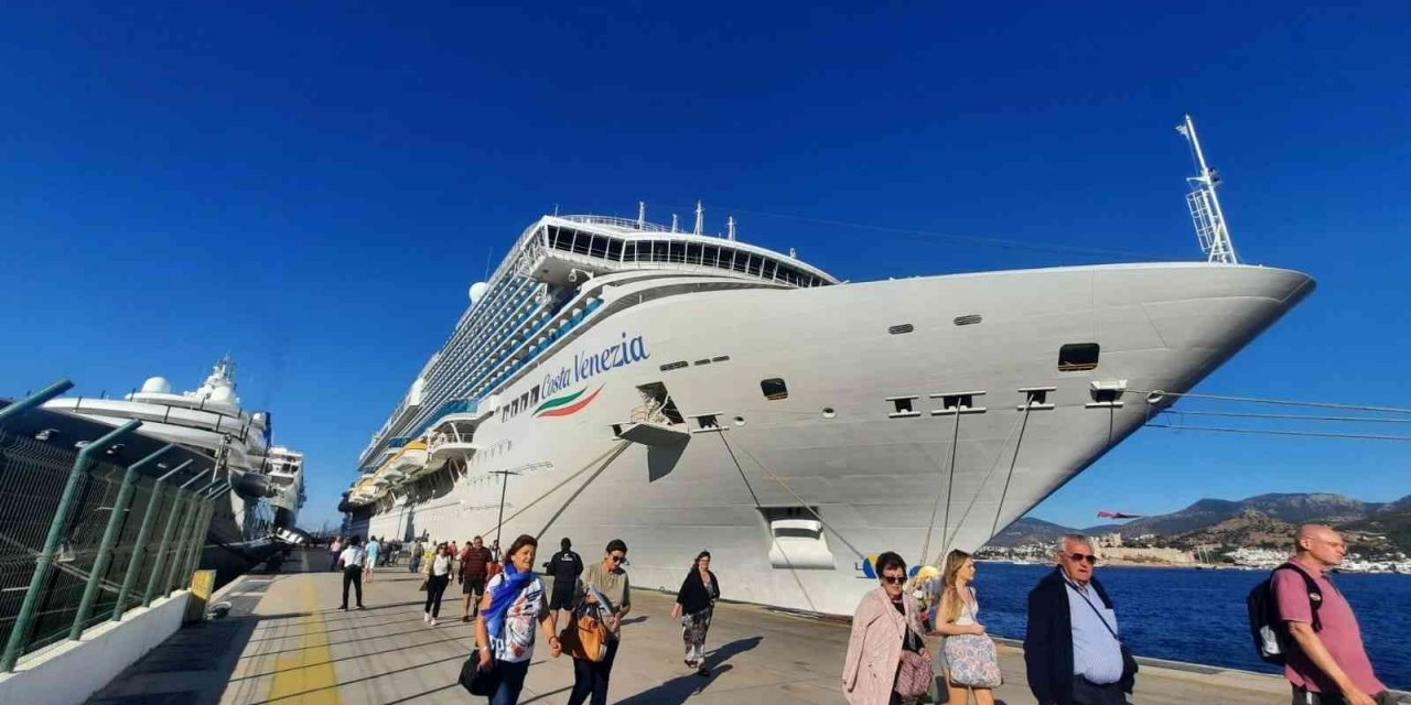 Yolcu gemileri Bodrum’da can suyu oluyor