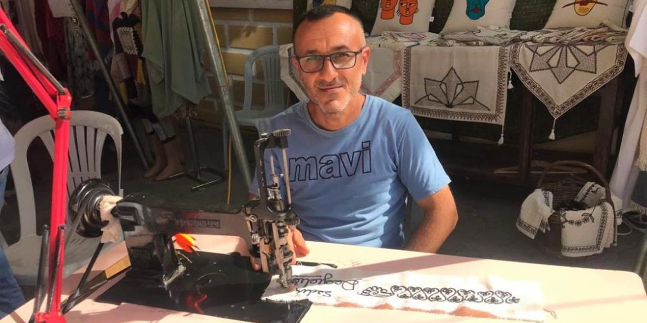 148 yıllık makinasıyla sanatını icra ediyor