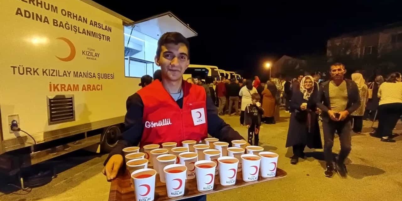 Kutsal topraklara giden umrecilere, Türk Kızılay’dan şerbet ikramı