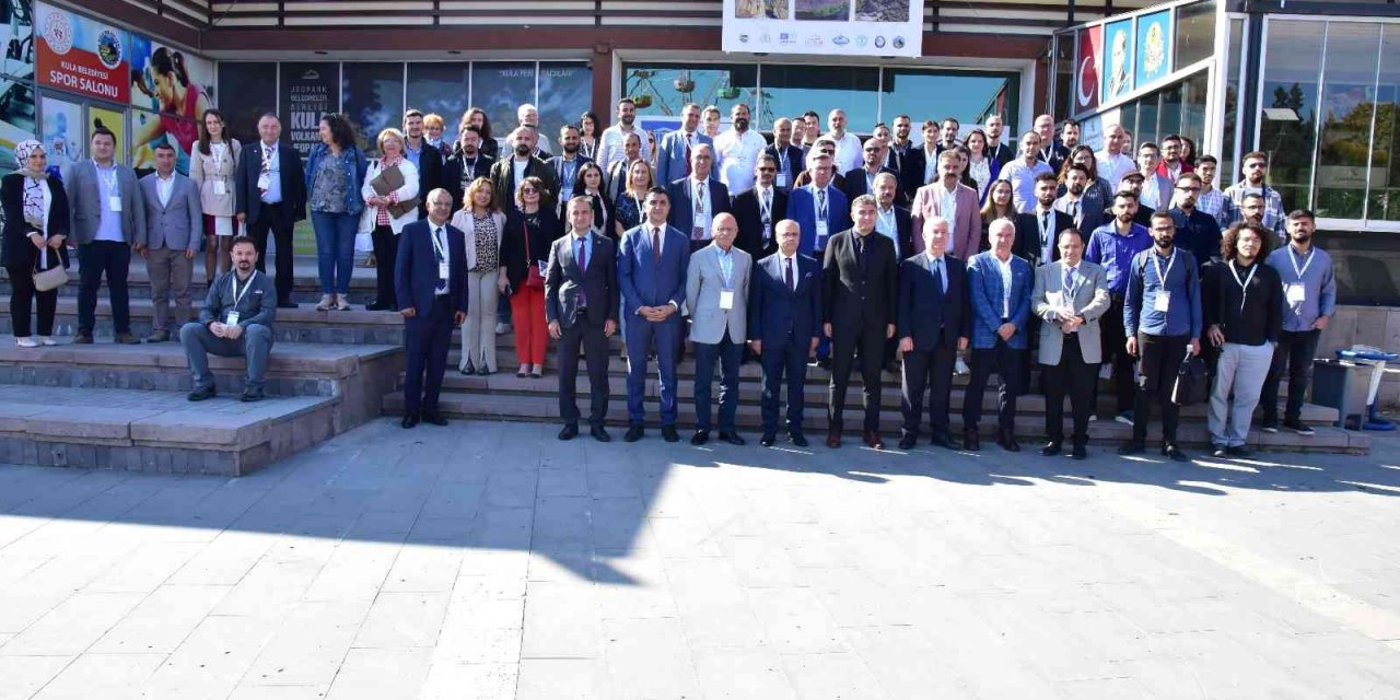 ‘Gelecek için Jeoparklar’ Sempozyumu Kula’da başladı