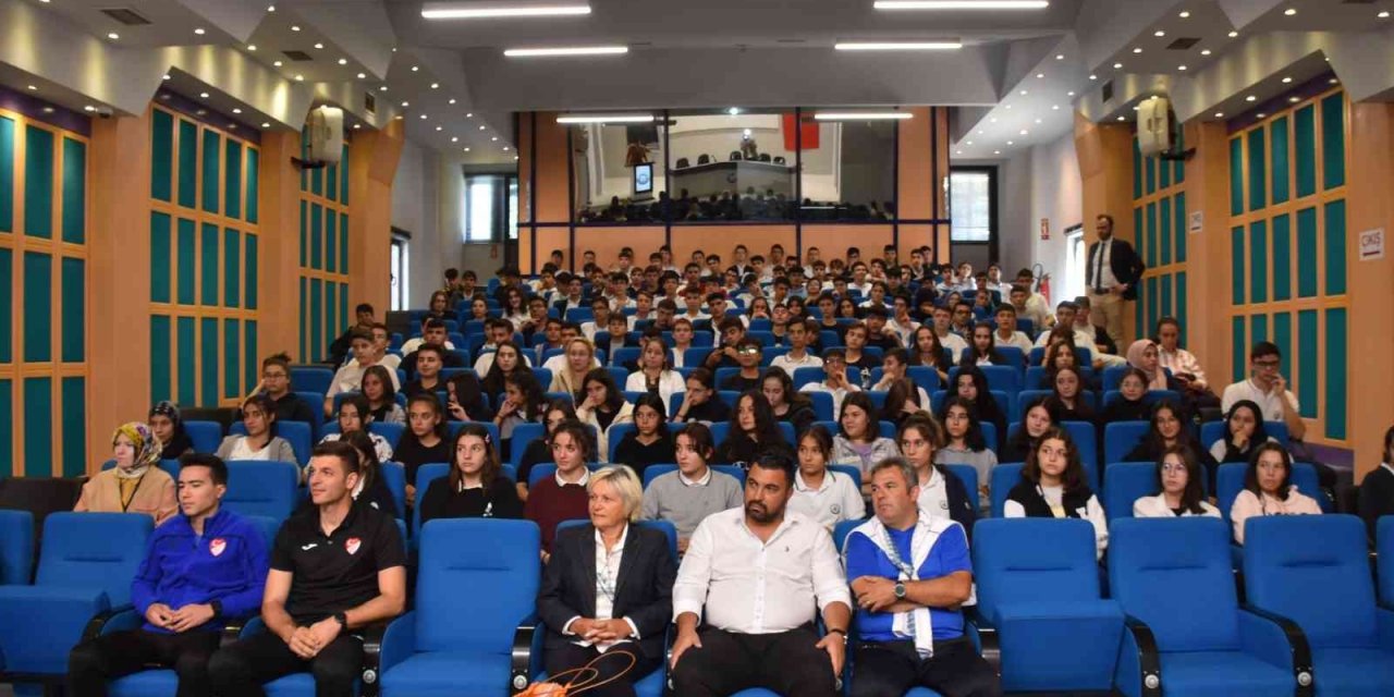 Amatör sporun öğrencilerin gelişimindeki rolü DOSTEK’te konuşuldu