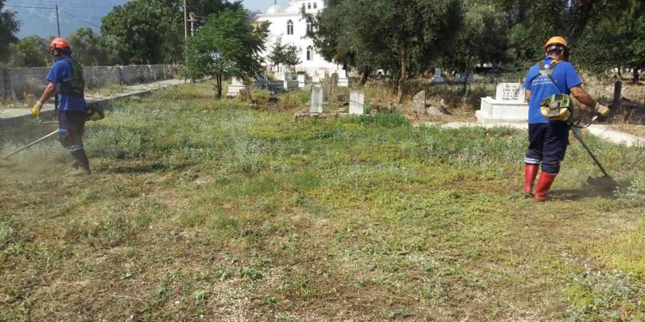 Mezarlıklarda bakım çalışması