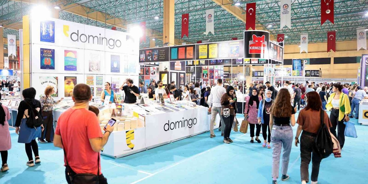 Yazar yağmuru devam ediyor