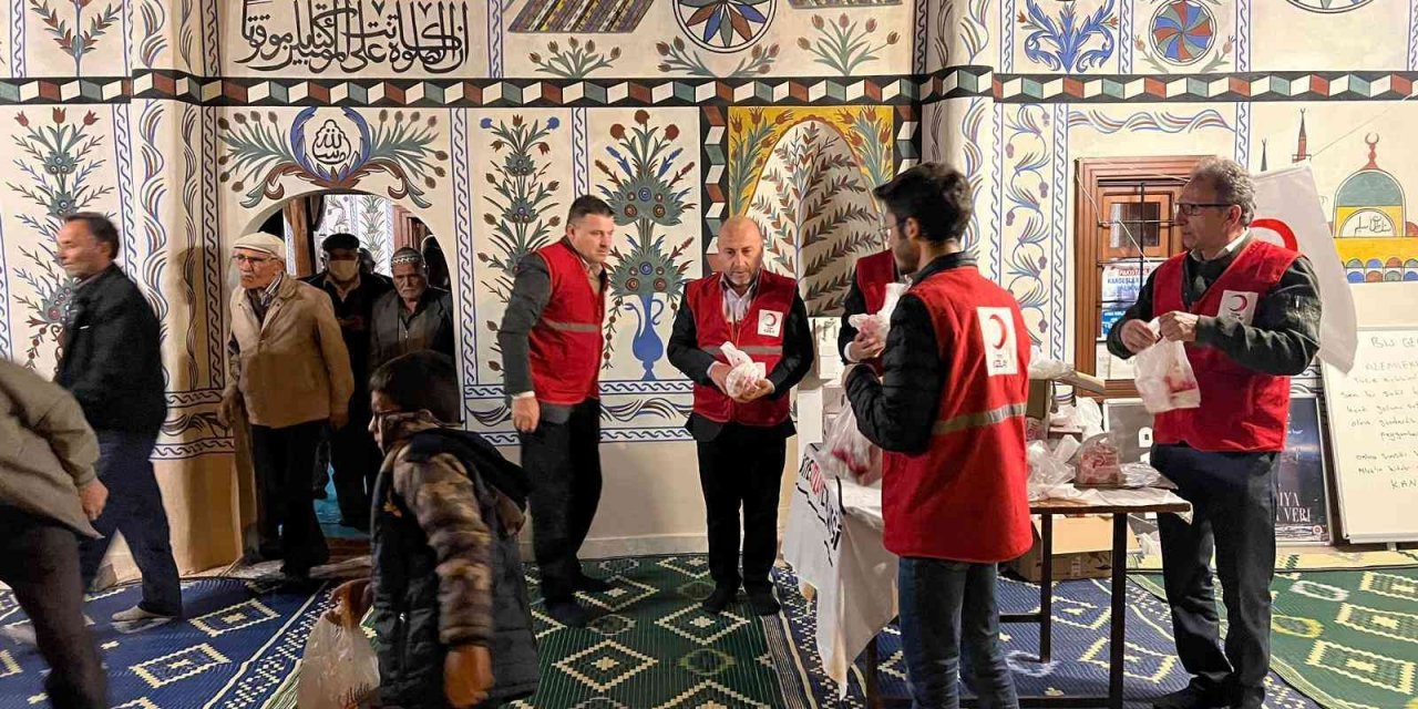 Kızılay asırlık camide kandil ikramında bulundu